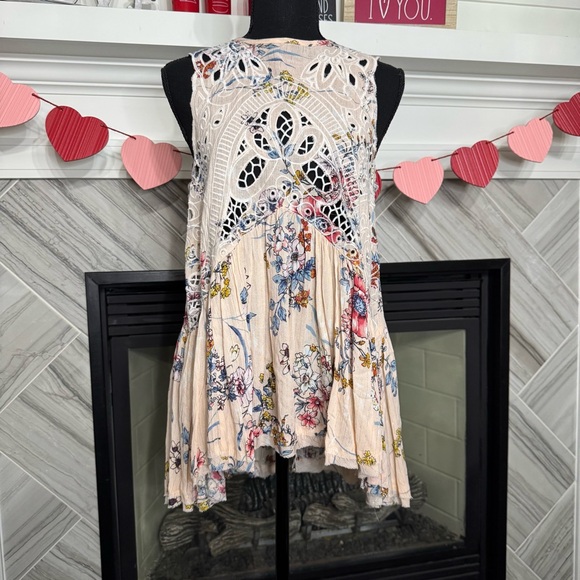 gimmicks by BKE Tops - gimmicks by BKE Cream Floral Crochet Yoke Sleeveless Blouse